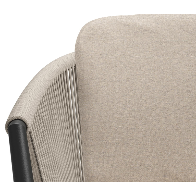 Orso tuinstoel in zwart aluminium en beige verticaal geweven ronde rope met luxe zitkussen in All Weather Sunbrella® Luxe Heritage Ash