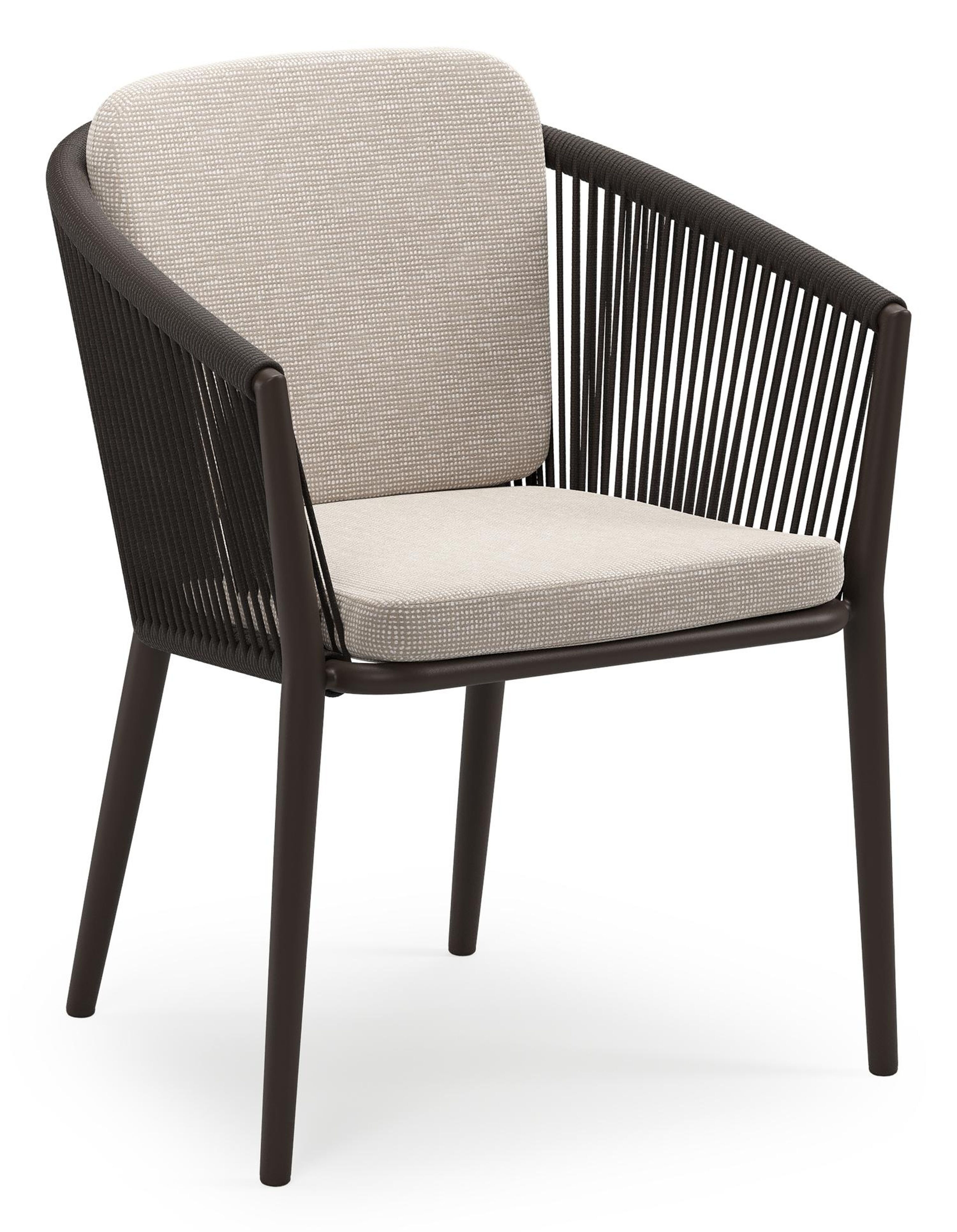 Chaise de jardin empilable Orso en aluminium brun foncé et corde ronde tissée verticalement brun foncé avec coussin en All Weather Sunbrella® Luxe Slow Farafra