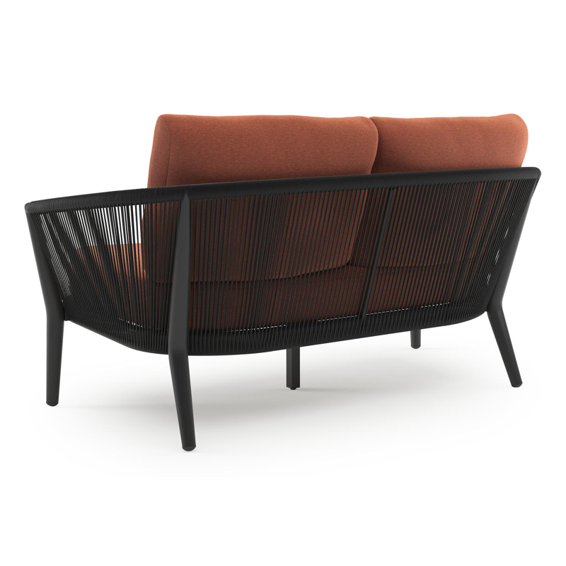 Orso loungebank in zwart aluminium en zwart verticaal geweven ronde rope met Heritage Rust all weather sunbrella® luxe kussen