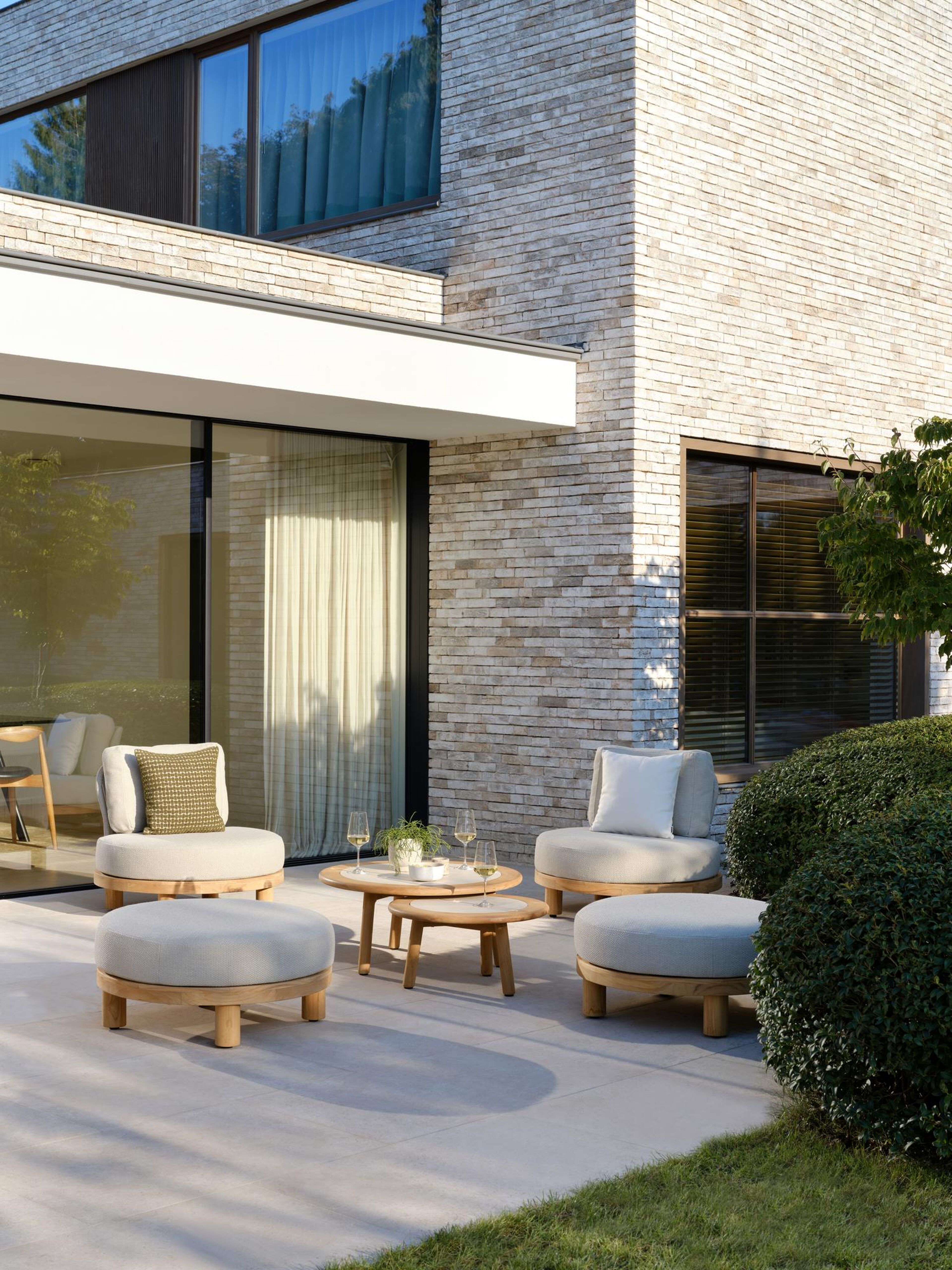 Donato poef in teak teakmet madagascar oak all weather cosytica kussen