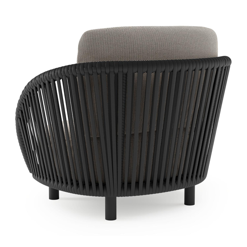 Lupino loungestoel in zwart aluminium en zwart verticaal geweven luxe vlakke brede rope met lopi pepper all weather sunbrella® luxe kussen