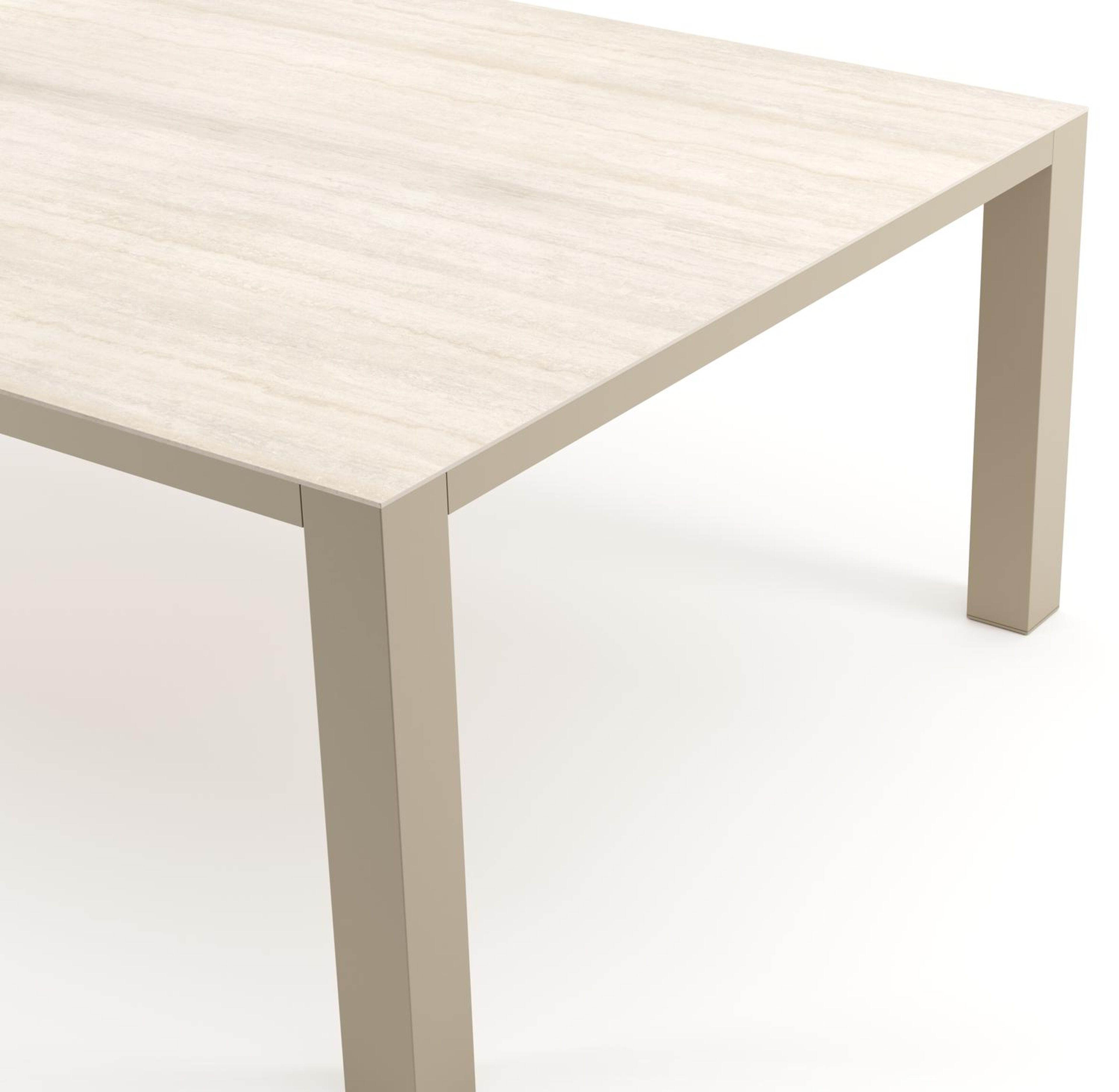 Table de jardin Nano rectangulaire en aluminium beige et céramique pleine Travertino Bianco - Lg. 240 x Lrg. 148 x Haut. 75 cm