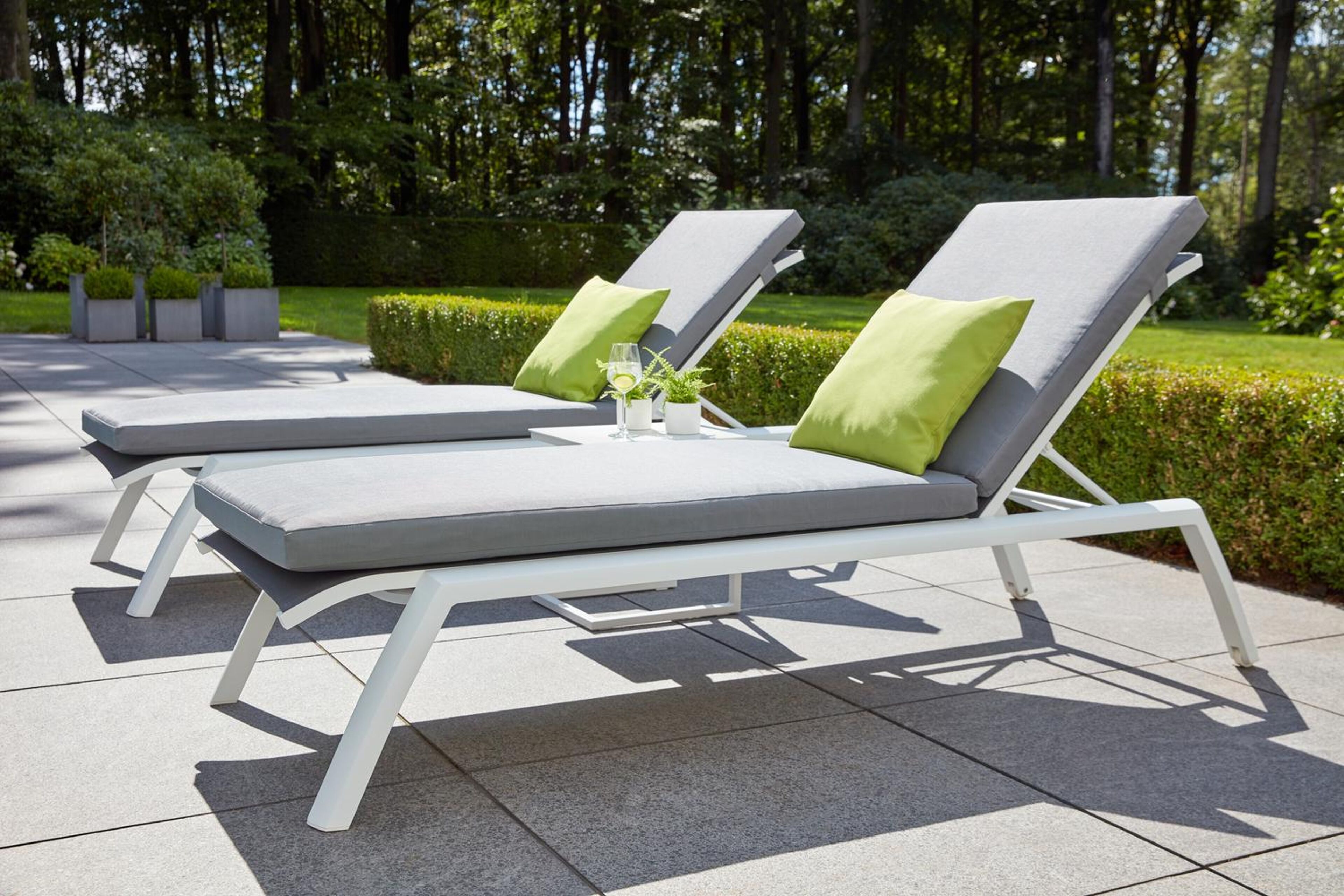 Chaise longue réglable Bari en aluminium blanc avec textilène gris