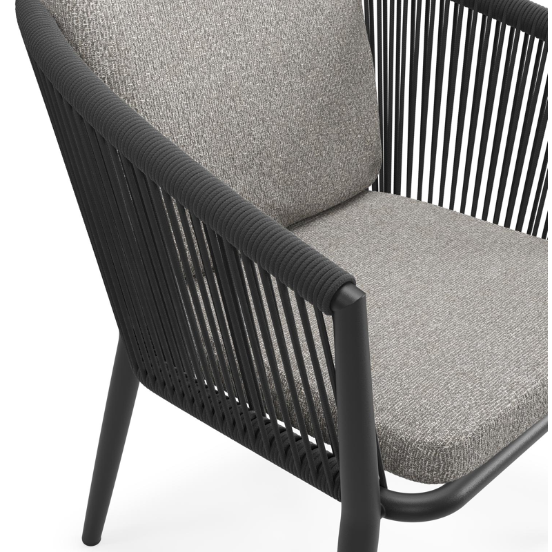 Orso tuinstoel in zwart aluminium en zwart verticaal geweven ronde rope met luxe zitkussen in All Weather Sunbrella® Luxe Tundra Charcoal