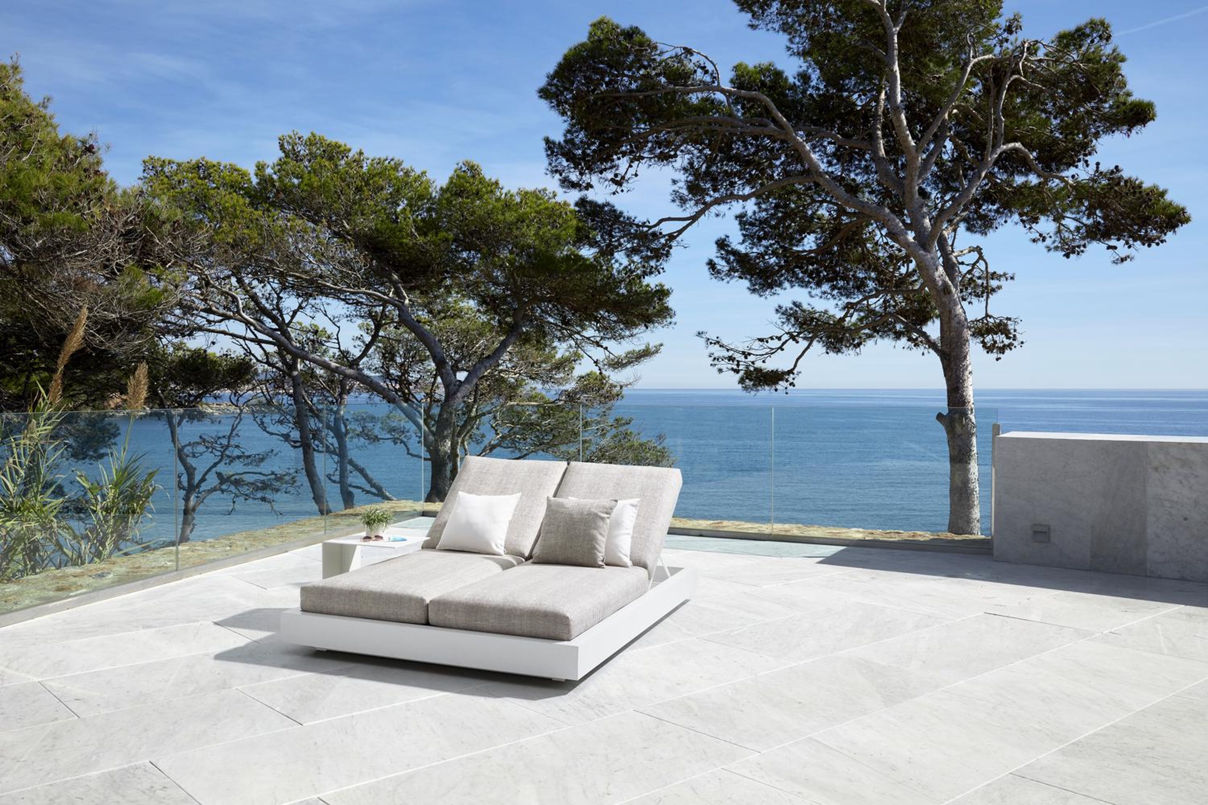 Como verstelbaar dubbel ligbed in wit aluminium met savane nimbus all weather sunbrella® luxe kussen