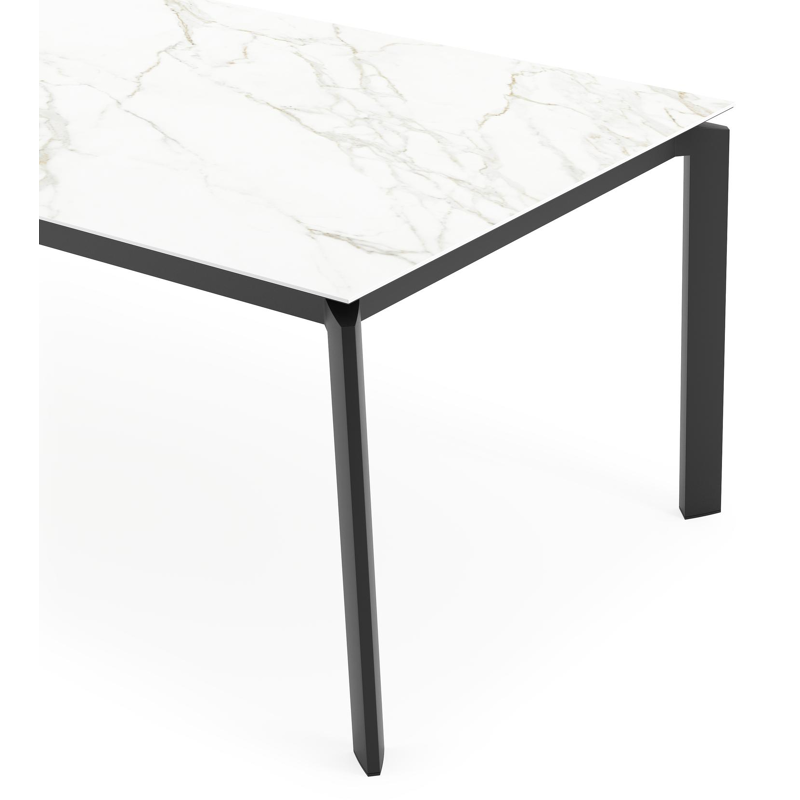 Table de jardin Cirello rectangulaire en aluminium noir et céramique pleine Calacatta - Lg. 240 x Lrg. 100 x Haut. 75 cm