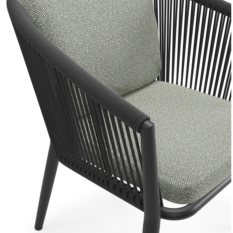 Orso tuinstoel in zwart aluminium en zwart verticaal geweven ronde rope met luxe zitkussen in All Weather Sunbrella® Luxe Savane Leaf