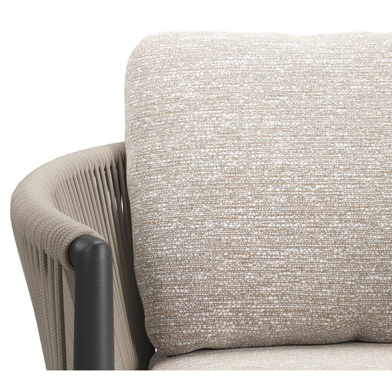 Organo tuinstoel in zwart aluminium en zwart verticaal geweven ronde rope met stoelkussen in All Weather Sunbrella® Luxe Tundra Sand