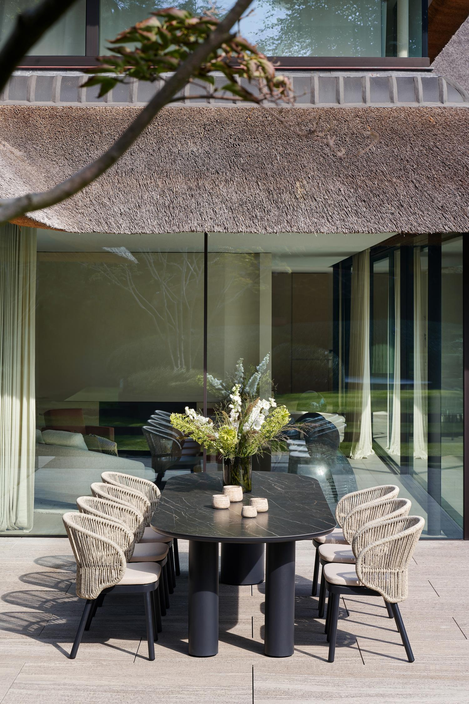 Lugano tuinstoel in zwart aluminium en beige gedraaide ronde wicker