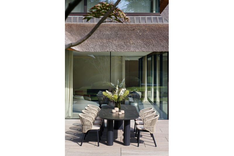 Lugano tuinstoel in zwart aluminium en beige gedraaide ronde wicker