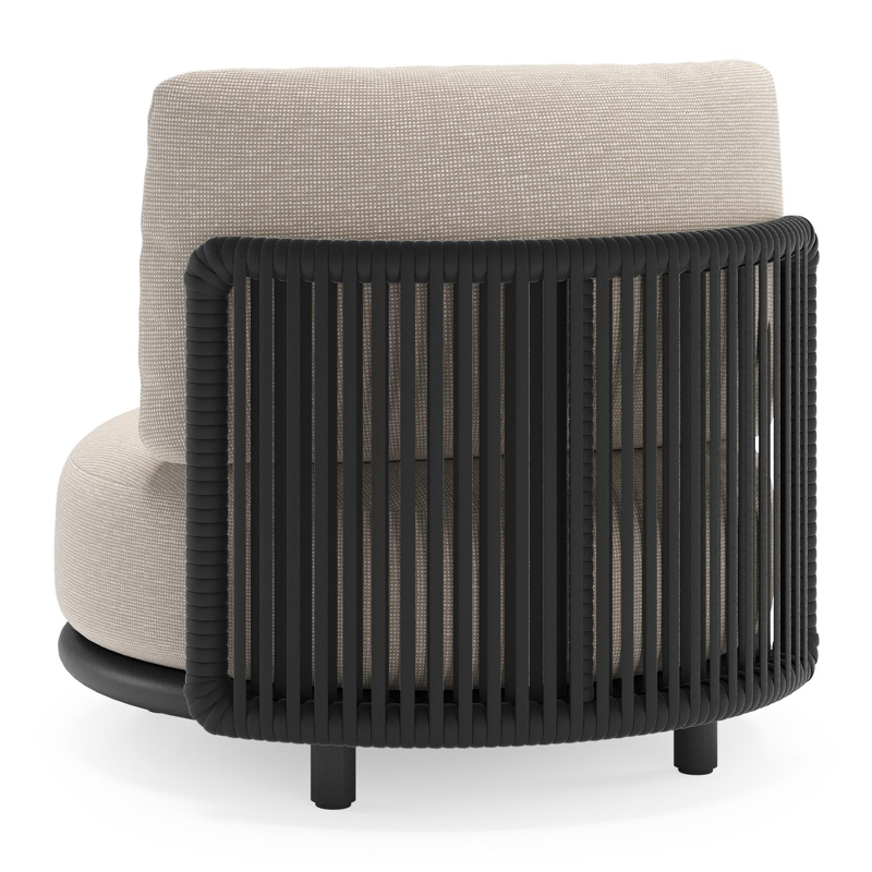 Fauteuil de jardin Lomano en aluminium noir et corde luxe plate tissée verticalement beige et coussins en all weather sunbrella® luxe slow farafra