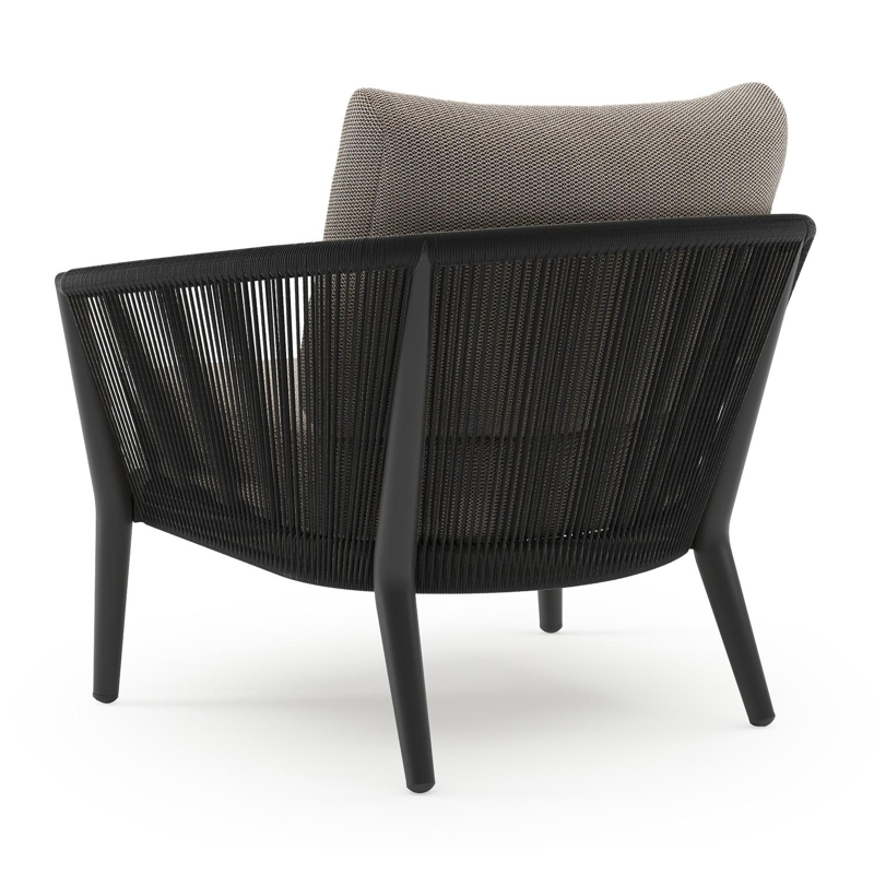 Orso loungestoel in zwart aluminium en zwart verticaal geweven ronde rope met Lopi Pepper all weather sunbrella® luxe kussen