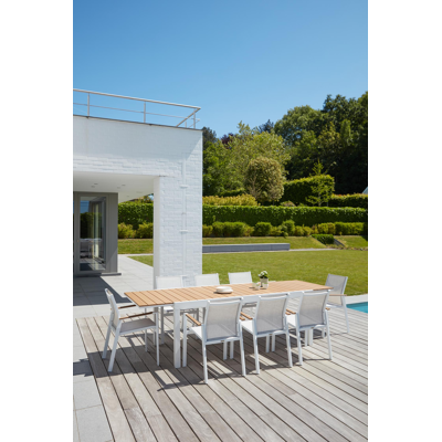 Ensemble de jardin Oviedo avec table extensible en aluminium blanc avec plateau de table en polywood naturel et 8 chaises de jardin empilables Bahia
