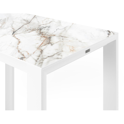 Table de bar Verato en aluminium blanc et céramique pleine calacatta luxe - Lg 120 x Larg. 70 x H 106 cm