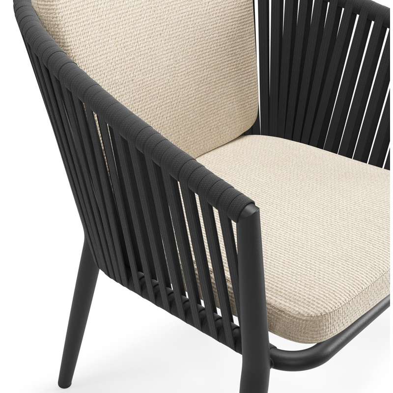 Orso tuinstoel in zwart aluminium en zwart verticaal geweven vlakke rope met zitkussen in All Weather Cosytica Althea Chalk