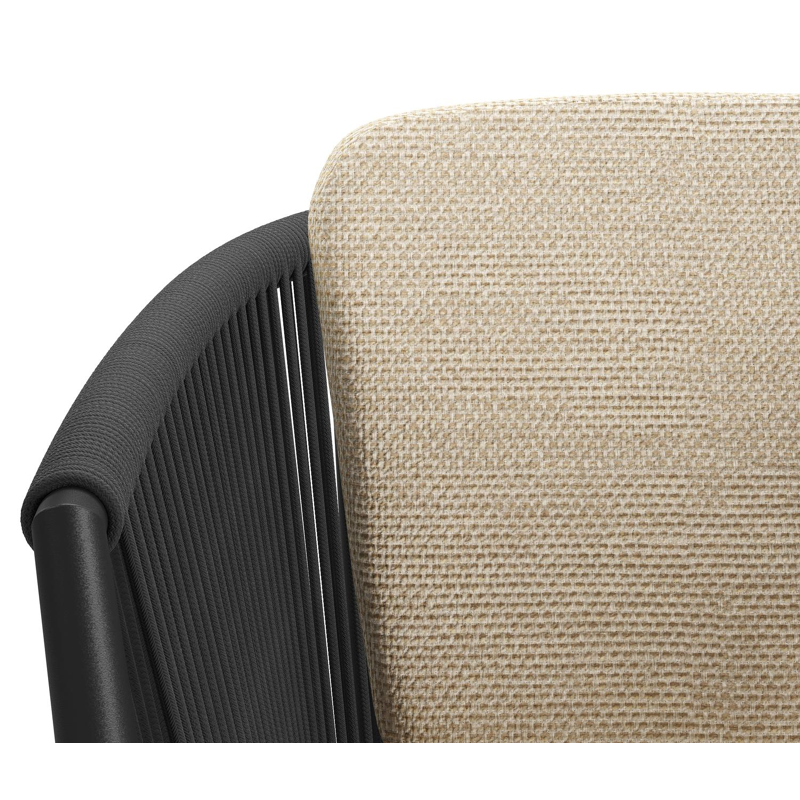 Orso tuinstoel in zwart aluminium en zwart verticaal geweven ronde rope met zitkussen in All Weather Cosytica Althea Camel