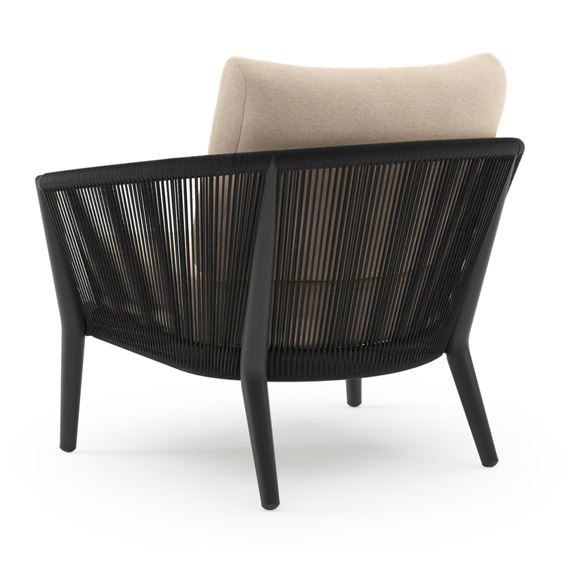 Orso loungestoel in zwart aluminium en zwart verticaal geweven ronde rope met Heritage Papyrus all weather sunbrella® luxe kussen