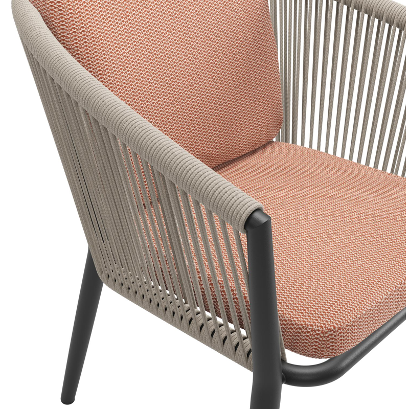 Orso tuinstoel in zwart aluminium en beige verticaal geweven ronde rope met luxe zitkussen in All Weather Sunbrella® Luxe Lopi Fawn