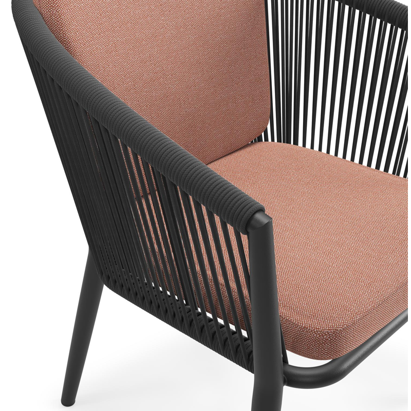 Orso tuinstoel in zwart aluminium en zwart verticaal geweven ronde rope met zitkussen in All Weather Sunbrella® Luxe Savane Rust
