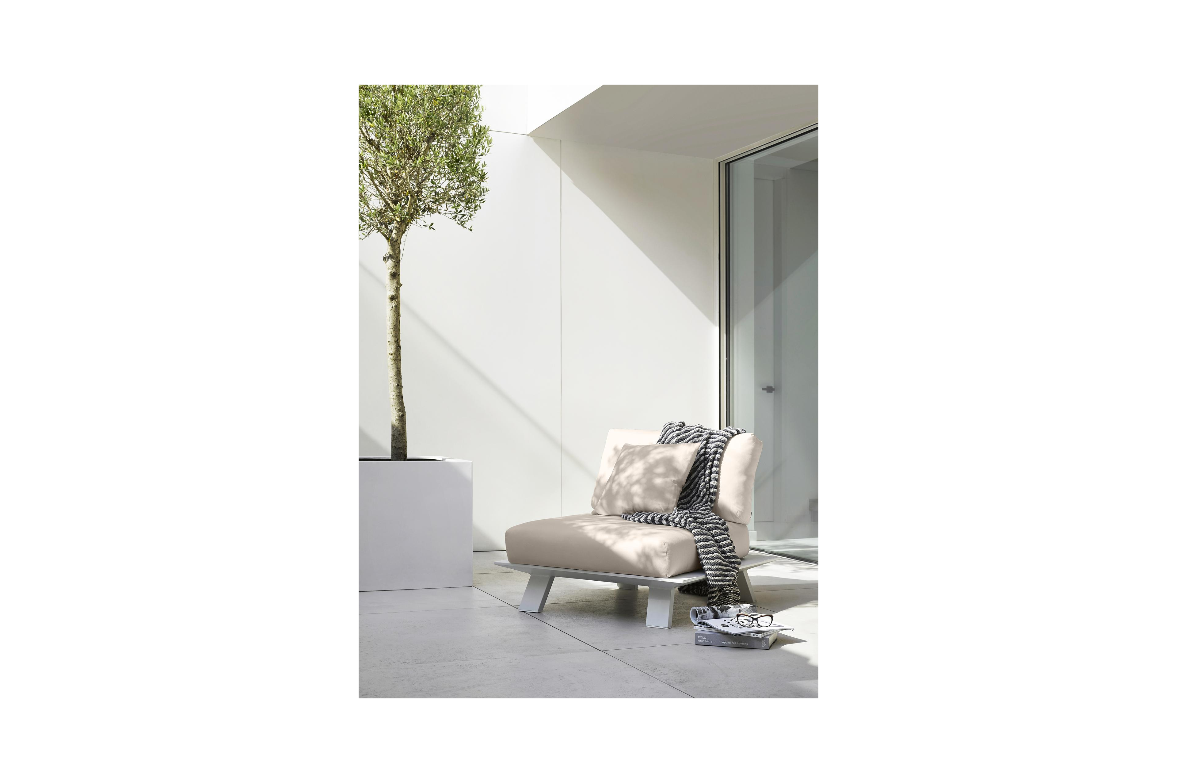 Cesano loungezetel 1-zit in wit aluminium met natte white all weather sunbrella® luxe kussen
