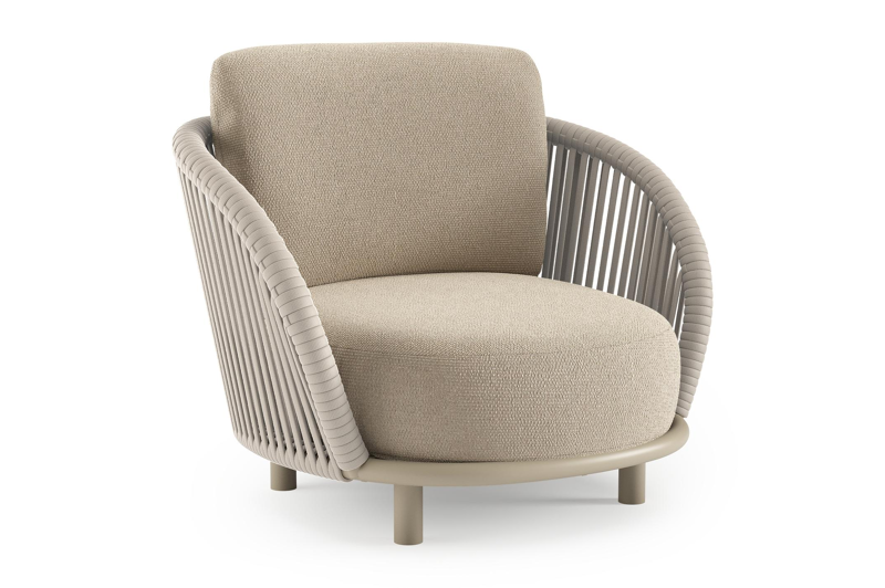 Lupino loungestoel in beige aluminium en beige verticaal geweven luxe vlakke brede rope met althea chalk all weather cosytica kussen