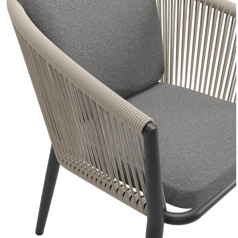 Orso tuinstoel in zwart aluminium en beige verticaal geweven ronde rope met luxe zitkussen in All Weather Sunbrella® Luxe Heritage Slate