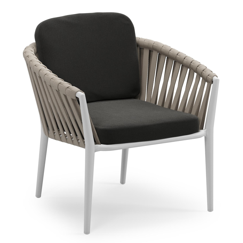 Orso low dining tuinstoel in wit aluminium en beige verticaal geweven luxe vlakke brede rope met stoelkussen in All Weather Sunbrella® Luxe Natte Sooty