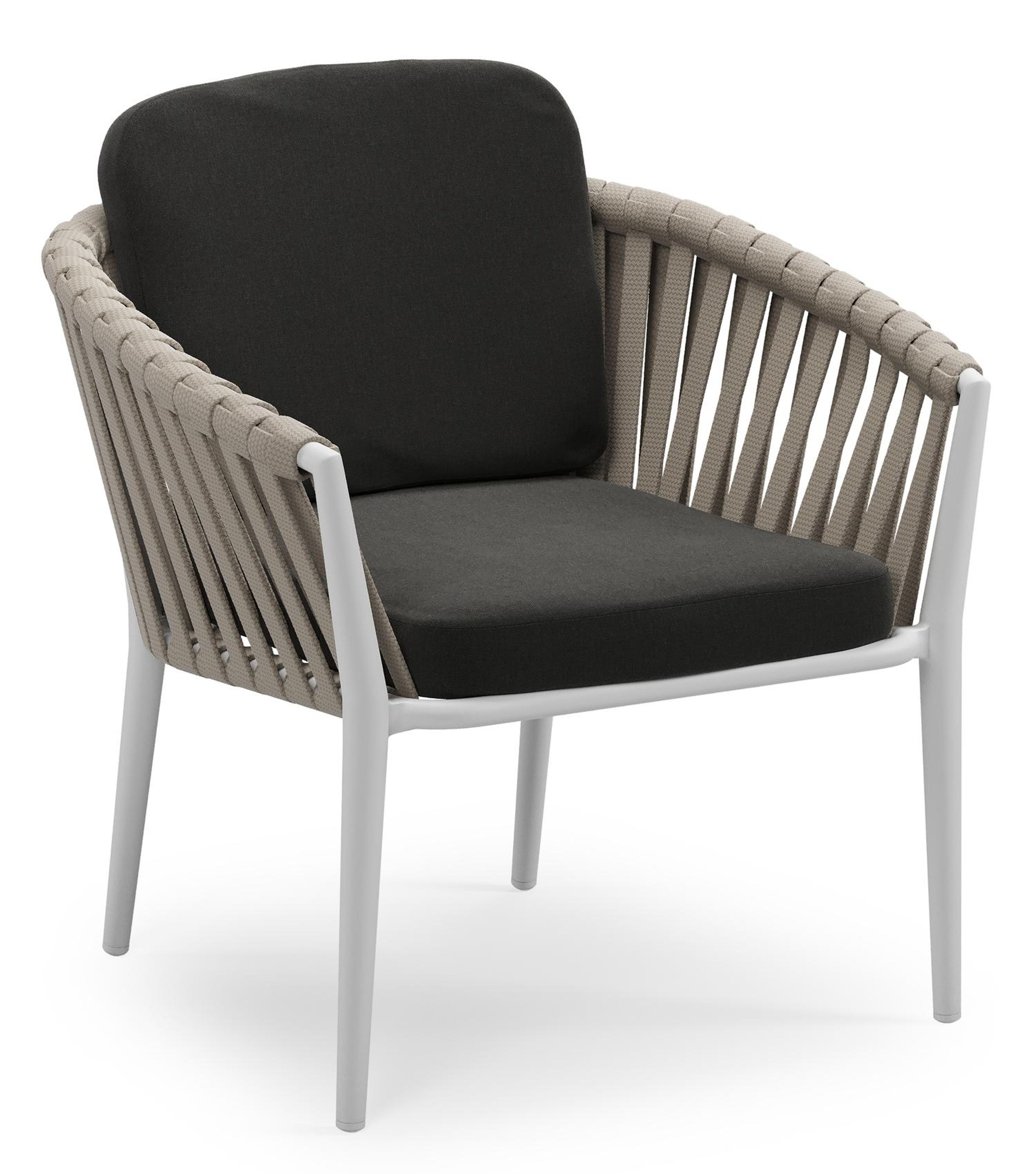 Orso low dining tuinstoel in wit aluminium en beige verticaal geweven luxe vlakke brede rope met stoelkussen in All Weather Sunbrella® Luxe Natte Sooty
