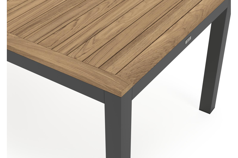 Varese tuinset in zwart aluminium en naturel teak tafelblad met 8 stapelbare Calobra tuinstoelen