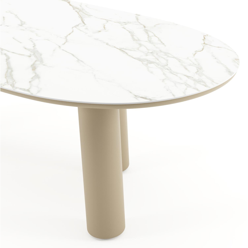 Table de jardin Amico organique en aluminium beige et céramique pleine Calacatta - Lg. 240 x Lrg. 110 x Haut. 74 cm