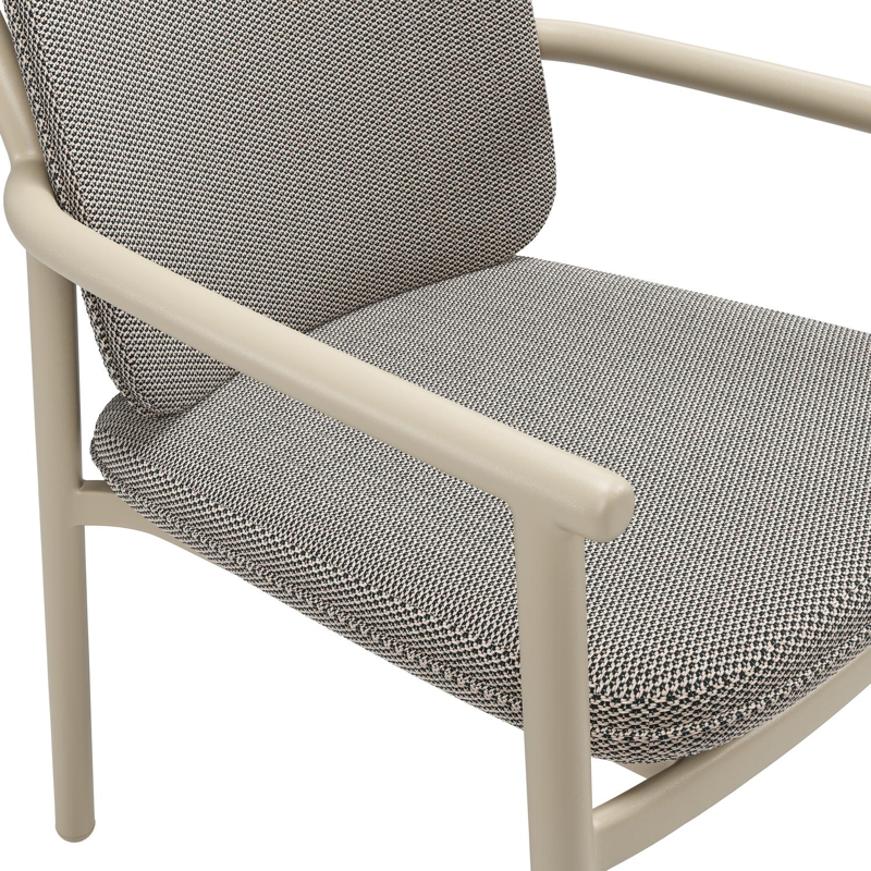 Bono stapelbare tuinstoel in beige aluminium met stoelkussen in All Weather Sunbrella® Luxe Lopi Pepper