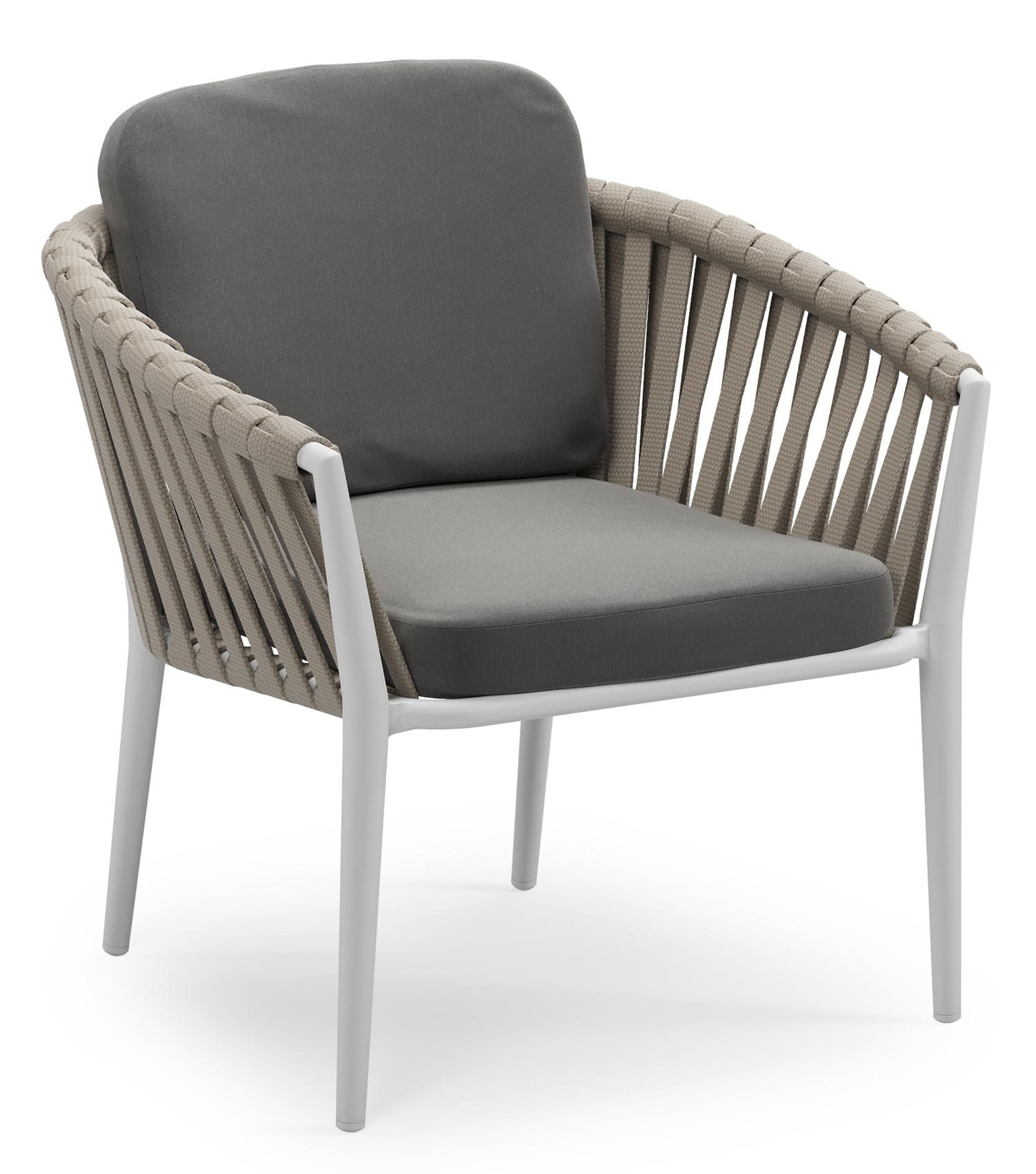 Orso low dining tuinstoel in wit aluminium en beige verticaal geweven luxe vlakke brede rope met stoelkussen in All Weather Sunbrella® Luxe Natte Charcoal Chine