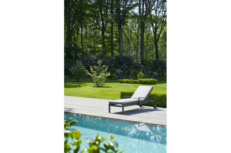 Caravelle verstelbaar ligbed in zwart aluminium met grijs textilene met armleuning