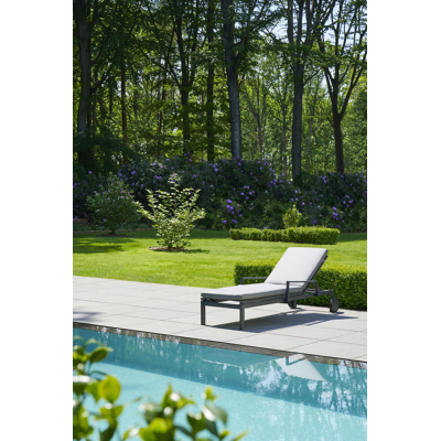 Chaise longue réglable Caravelle en aluminium noir avec textilène gris avec accoudoir