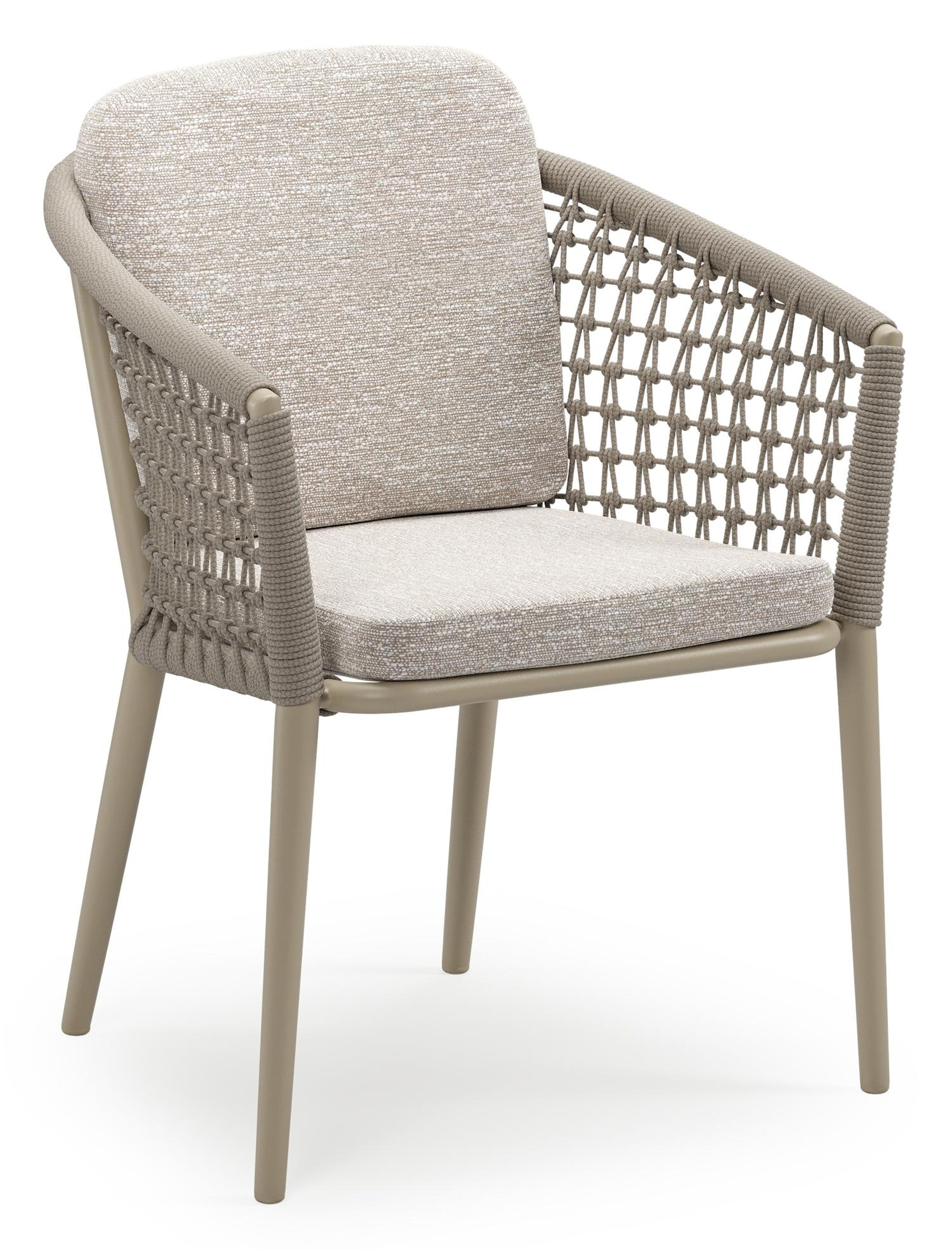Orso stapelbare tuinstoel in beige aluminium en beige visnet geweven ronde rope met stoelkussen in All Weather Sunbrella® Luxe Tundra Sand