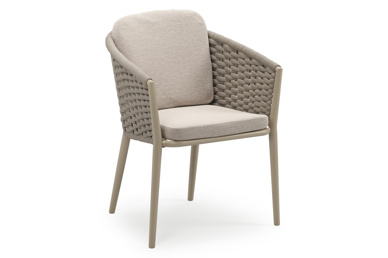 Orso stapelbare tuinstoel in beige aluminium en beige horizontaal geweven ronde rope met stoelkussen in All Weather Sunbrella® Luxe Slow Farafra