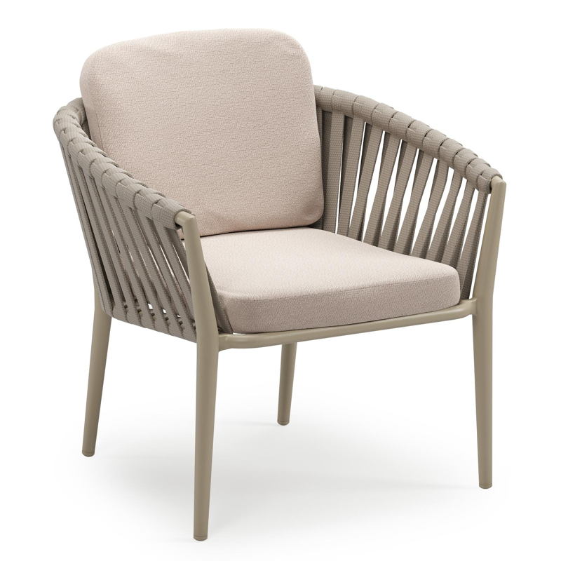 Orso low dining tuinstoel in beige aluminium en beige verticaal geweven luxe vlakke brede rope met stoelkussen in All Weather Sunbrella® Luxe Wander Pilat