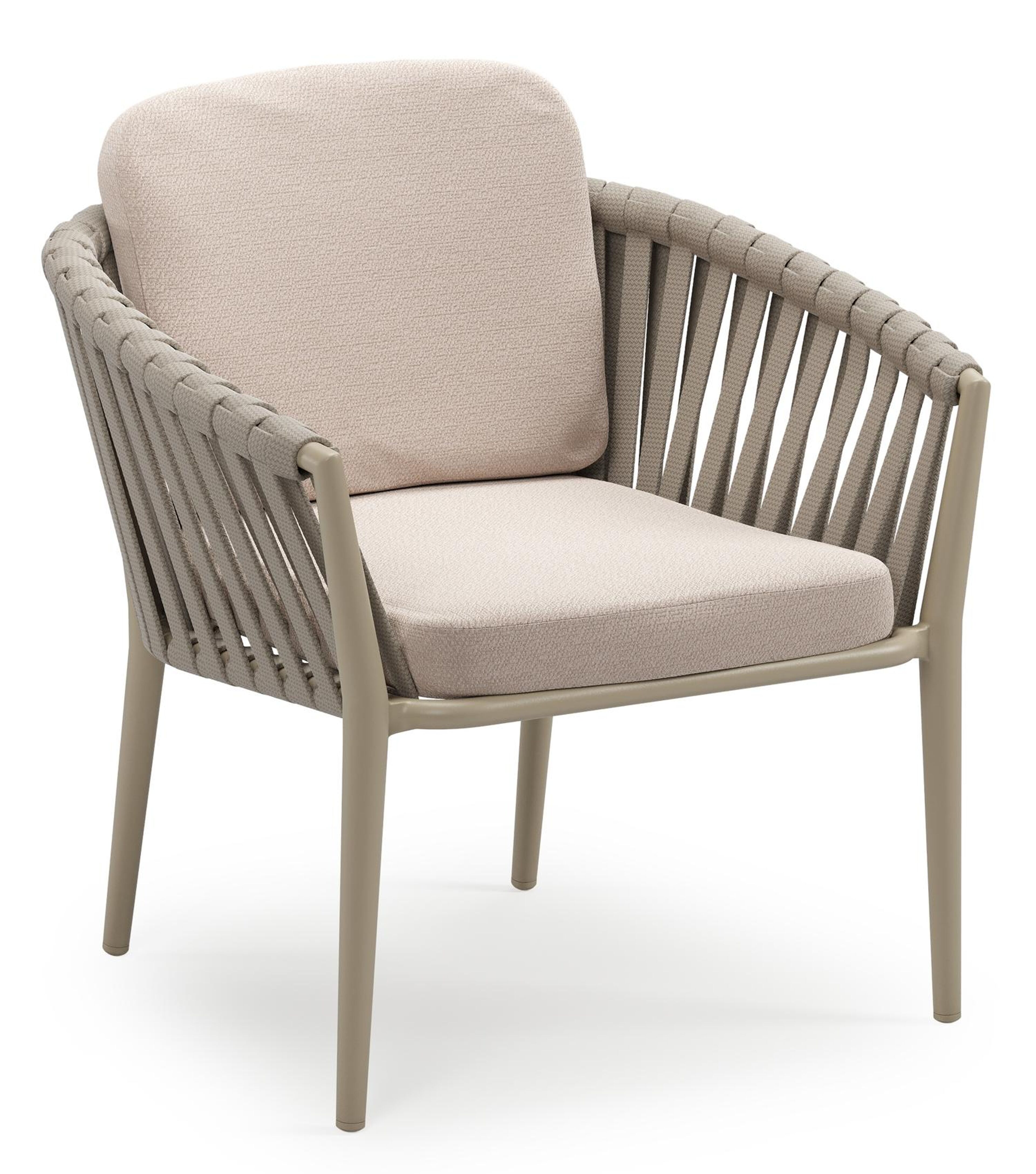 Orso low dining tuinstoel in beige aluminium en beige verticaal geweven luxe vlakke brede rope met stoelkussen in All Weather Sunbrella® Luxe Wander Pilat