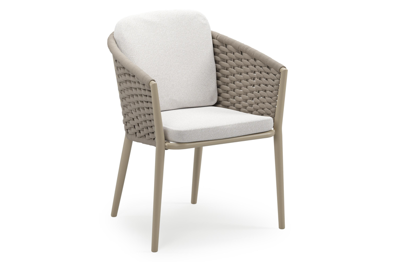 Orso stapelbare tuinstoel in beige aluminium en beige horizontaal geweven ronde rope met stoelkussen in All Weather Solica Soul Optik