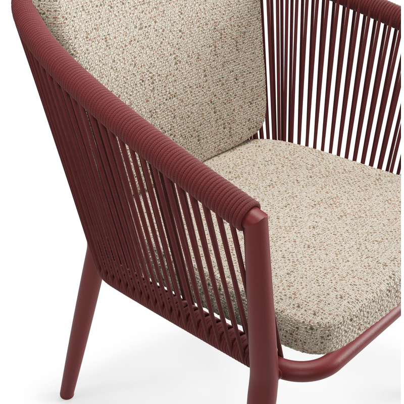 Chaise de jardin empilable Orso en aluminium rouge et corde ronde rouge tissée verticalement avec coussin en All Weather Cosytica Bora Jungle