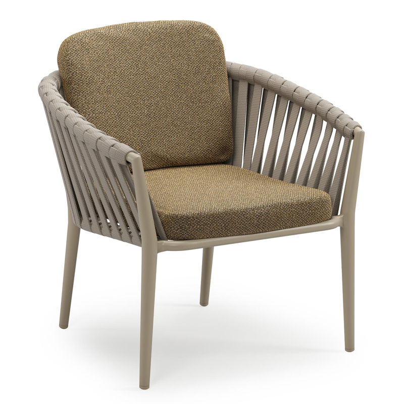 Orso low dining tuinstoel in beige aluminium en beige verticaal geweven luxe vlakke brede rope met stoelkussen in All Weather Cosytica Madagascar Walnut