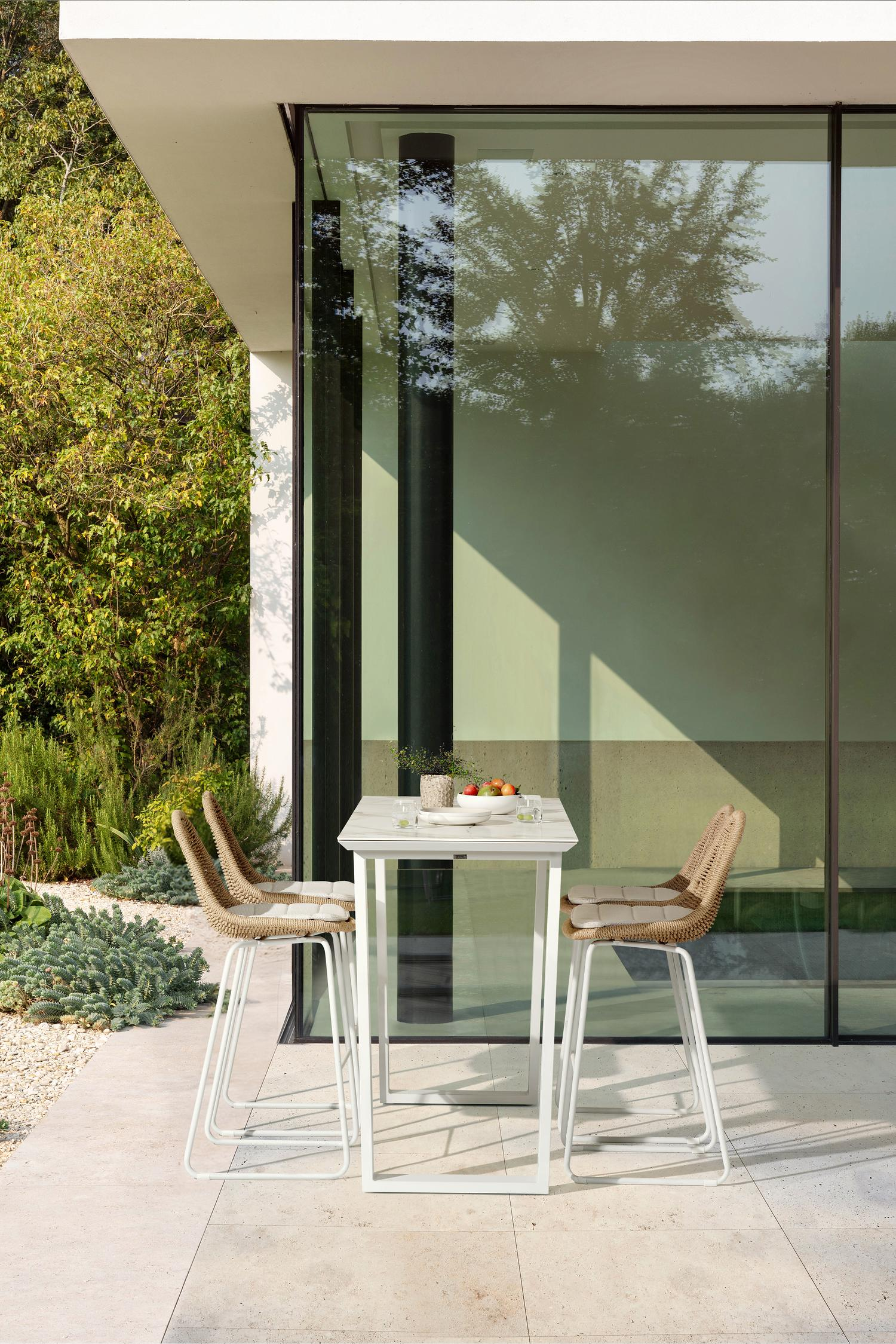 Chaise de bar Pagino in aluminium blanc et résine tressée naturel