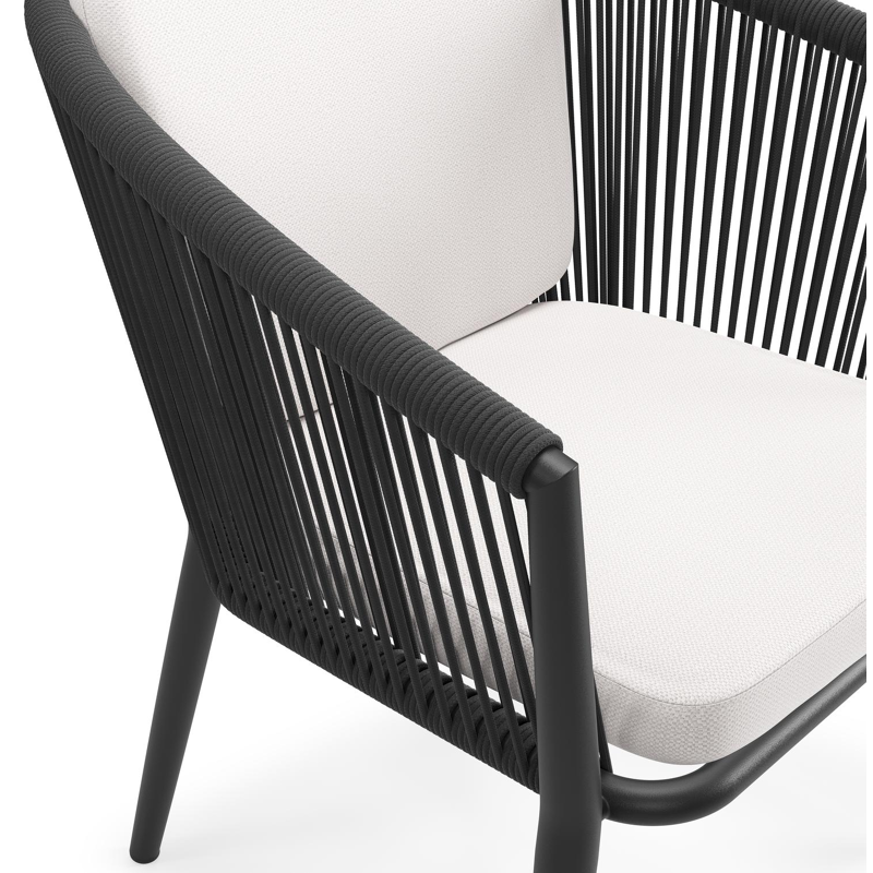 Orso tuinstoel in zwart aluminium en zwart verticaal geweven ronde rope met zitkussen in All Weather Sunbrella® Luxe Savane Whisper