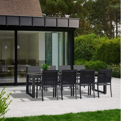 Livo tuinset in zwart aluminium en zwart volkeramiek tafelblad met 8 stapelbare Calobra tuinstoelen
