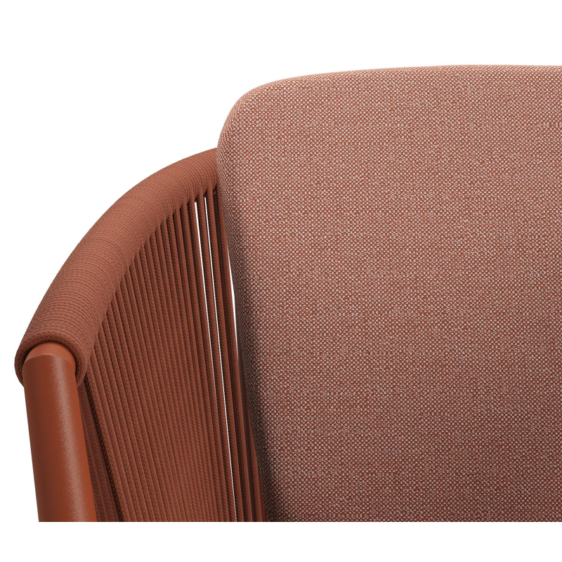 Orso tuinstoel in roestbruin aluminium en roestbruin verticaal geweven ronde rope met zitkussen in All Weather Sunbrella® Luxe Savane Rust