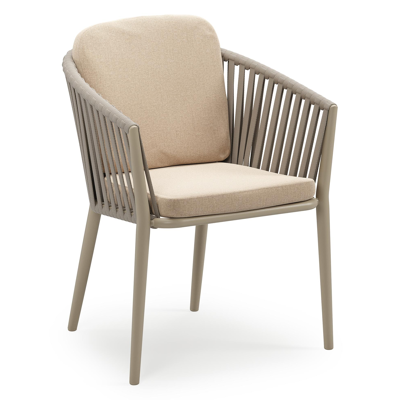 Orso stapelbare tuinstoel in beige aluminium en beige verticaal geweven luxe vlakke brede rope met stoelkussen in All Weather Sunbrella® Luxe Natte Heather Beige