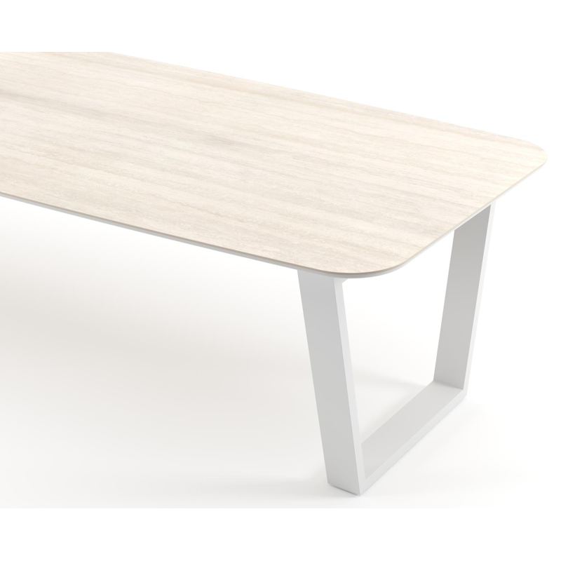 Table de jardin Pagino forme de bateau en aluminium blanc et céramique pleine Travertino Bianco - Lg. 315 x Lrg. 115 x Haut. 73 cm