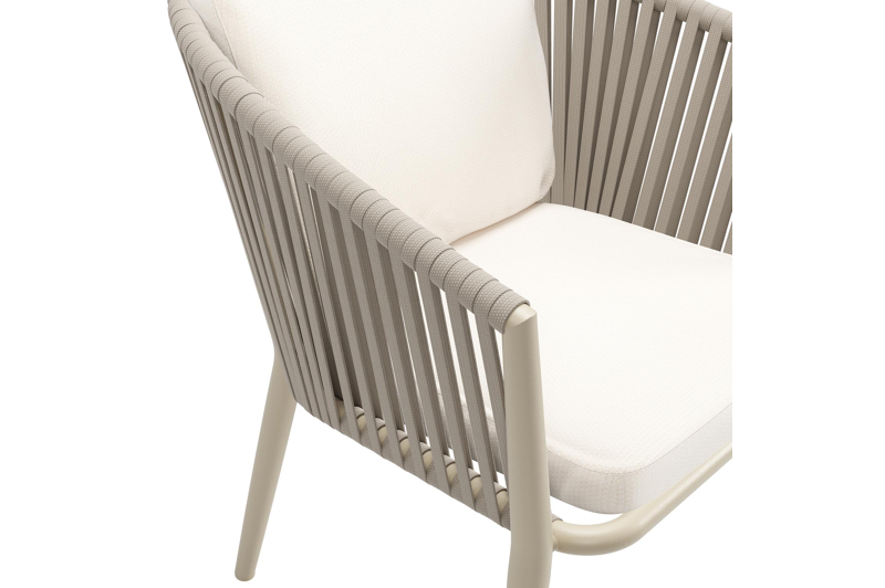Orso tuinstoel in beige aluminium en beige verticaal geweven vlakke rope met luxe zitkussen in All Weather Sunbrella® Luxe Lopi Snow