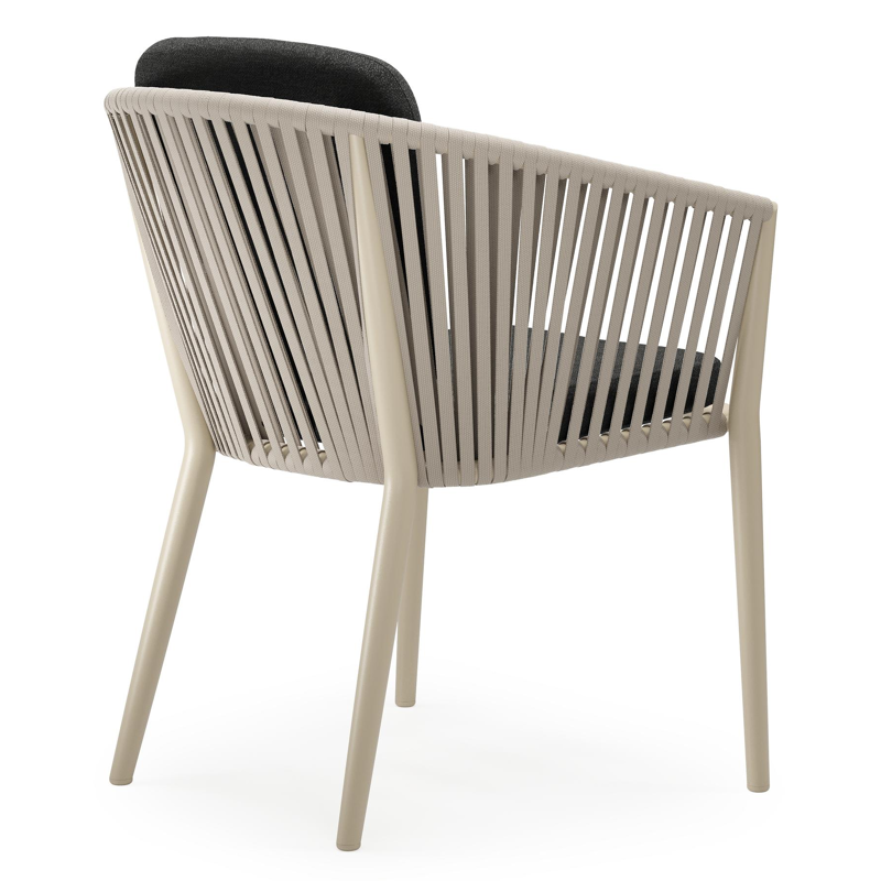 Chaise de jardin Orso en aluminium beige et corde plate tissée verticalement beige avec coussin en All Weather Sunbrella® Luxe Chartres Sooty