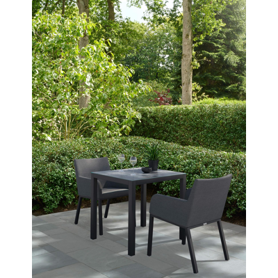 Feltro tuinset in zwart aluminium en grijs keramisch glas tafelblad met 2 Rivo tuinstoelen